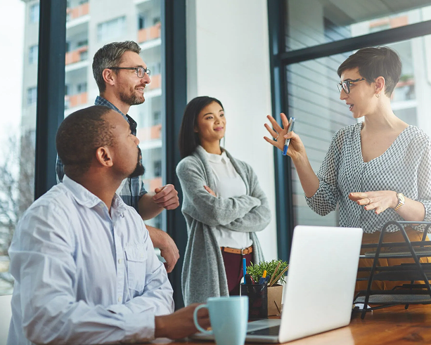 Équipe d'affaires dans un bureau discutant d'idées lors d'une réunion de collaboration
